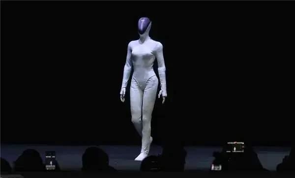 在此前的小鹏集团机器人量产动员大会上，何小鹏表示2026年底实现人形机器人量产、预计2027年一季度进入小鹏线下门店担任导购。