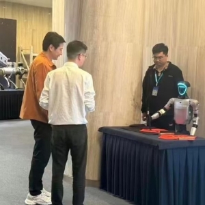 雷军探访宇树科技并现场“过招”